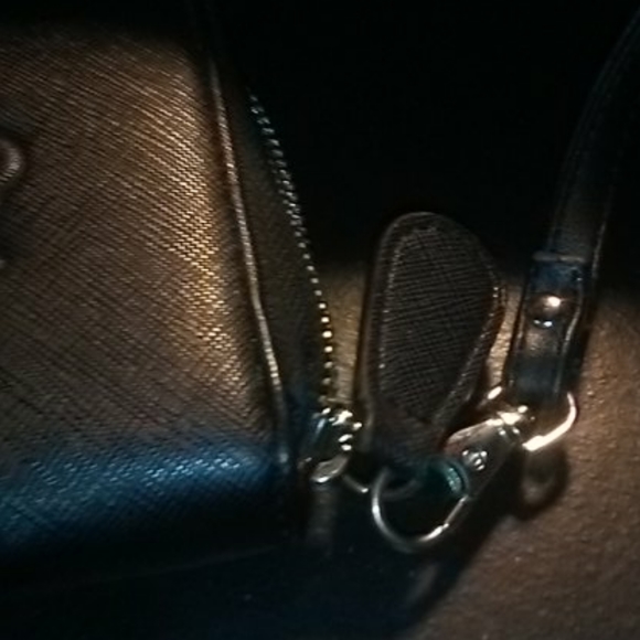 Guess - Picture 4 of 4